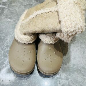 Crocs Women's Beige Colored Winter Boots W/ Lining Ladies SZ 10